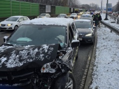 Wypadek czterech aut na Wielickiej. 154 piaskarki w gotowości