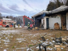 Pożar domu rodzinnego w Połomii. Stracili dach nad głową [ZDJĘCIA]