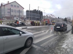 Utrudnienia na drodze w Śwliczy. Zderzyły się dwie osobówki [ZDJĘCIA]