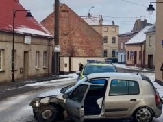 Uderzył autem w znak, płot i mur budynku. Kierowca był pijany (ZDJĘCIA)