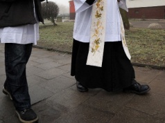 Ksiądz wspomina sytuacje podczas kolędy. 