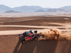 Rajd Dakar. Yazeed Al-Rajhi prowadzi. Carlos Sainz dachował