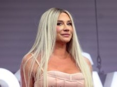 Kesha świętuje 15-lecie debiutu, pozując NAGO wśród morskich fal