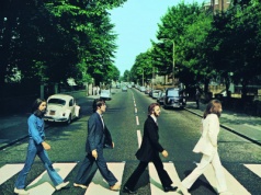 „Abbey Road” Beatlesów. Fotografia z historią: banda oszołomów na zebrze