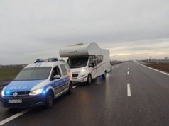 Policjanci z Gniezna i Czerniejewa zatrzymali pasera i odzyskali skradzionego Kampera