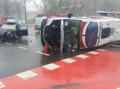 Wypadek w Gorzowie. Karetka z pacjentką przewróciła się na bok