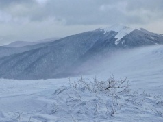 Bieszczady: Zlodowaciały śnieg w górach, na szlakach są trudne warunki