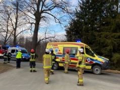 Dramatyczne zdarzenie w Karpnikach. Samochód uderzył w drzewo. Kierowca walczy o życie.