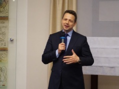 Trzaskowski spędził 250 dni w delegacjach zagranicznych. „To się przełożyło na setki milionów”