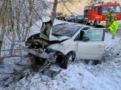 Zderzenie Opla i Peugeota. Jedno z aut wypadło z drogi (ZDJĘCIA)