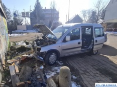 Roztrzaskał auto i uciekł. Po chwili był już w rękach policji 