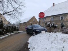 Zatrzymał go znak „stop”. Po pijanemu w niego wjechał