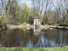 Ten park był kiedyś ogrodem księcia. Znajduje się w centrum Warszawy