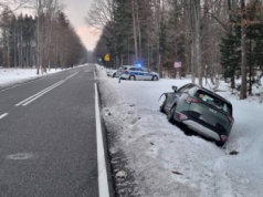 Kierowca kii uderzył w tył innego auta, a potem wpadł do rowu