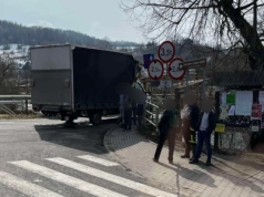 Zablokowany most w Siedlęcinie. Bus był zbyt wysoki