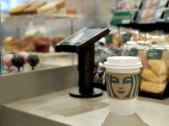 Pozwał Starbucksa w USA za oblanie herbatą. Gigantyczne odszkodowanie