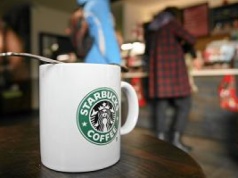 Pozwał Starbucksa za gorącą herbatę. Wypłacą mu gigantyczne odszkodowanie