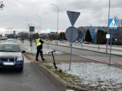 Kierowca potrącił osobę na hulajnodze elektrycznej. Dziewczyna przejeżdżała przez przejście z przejazdem rowerowym