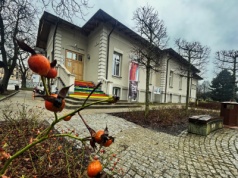 Trzy osoby walczą o stanowisko dyrektora