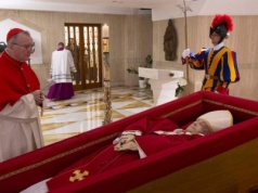 W dniu pogrzebu papieża Franciszka Polska pogrąży się w żałobie