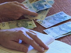 W tym roku seniorzy stracą czternastki. Jest potwierdzenie z rządu: sprawdź, czy jesteś na liście