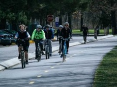 Kierowco w taki sposób rowerzysta przekazuje ci ważne informacje