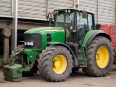 Używany John Deere 7530 to wciąż dobra propozycja na główny traktor w gospodarstwie. Jakie ma zalety i wady?