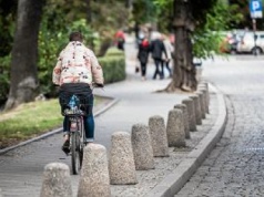 Propozycja zmiany przepisów dla rowerów i hulajnóg elektrycznych. Jeśli wejdzie w życie, nie wjadą na chodnik