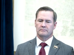 Kadrowe trzęsienie ziemi w Białym Domu. Waltz za karę odesłany „w ambasadory”