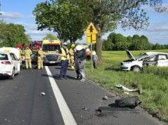 Wypadek drogowy z udziałem trzech pojazdów, jedna osoba przewieziona do szpitala