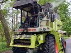Kombajn zbożowy palił się na drodze pod Rykami