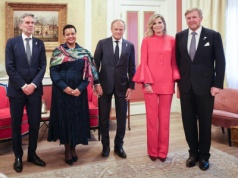 80. rocznica wyzwolenia Holandii. Donald Tusk i jego „przygoda” z racą. Rejs łodzią z królem