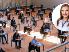 Ekspertka ocenia maturę z matematyki. 