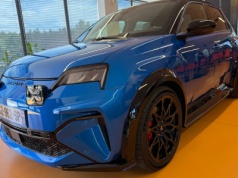 1475 zł netto miesięcznie i jeździsz taką furą. Alpine A290 wygląda jak dziecko Ferrari i Renault