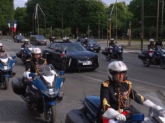 Prezydent Francji Emmanuel Macron w nowym luksusowym DS N°8 podczas obchodów Dnia Zwycięstwa