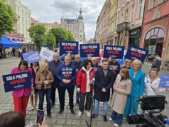 „Nawrocki wykorzysta ten urząd do tępej walki politycznej”. KO agitowało na Rynku w Świdnicy