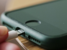 Nigdy nie ładuj tak telefonu. Możesz stracić nie tylko dane, ale i pieniądze