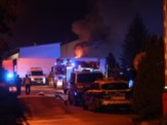 Duży pożar w Sosnowcu. Ogień trawi magazyn, trwa walka z żywiołem