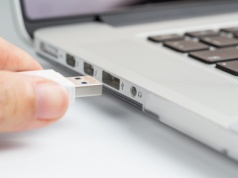 Uczniowie celowo wywołują zwarcia w swoich laptopach. Władze ostrzegają przed nowym „wyzwaniem”