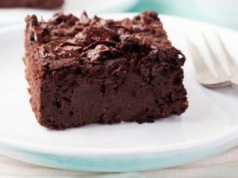 Bananowe brownie bez cukru i bez mąki. Zrobisz szybko z 4 składników