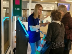 Asystenci pacjenta w szpitalu wojewódzkim w Łomży. Duże wsparcie dla korzystających ze świadczeń