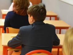 Egzamin ósmoklasisty 2025. Tego uczniowie nie mogą wnieść na salę. Grozi za to dyskwalifikacja