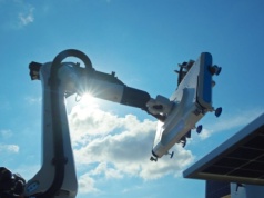 Czy roboty zastąpią monterów? Automatyzacja montażu PV wchodzi na nowy poziom