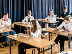 Egzamin ósmoklasisty. Język poleceń mętny i zabagniony, twórcy pytań upadli na głowę