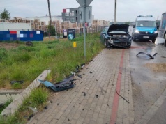 Groźny wypadek w Tajęcinie. Dwie osoby w szpitalu po dachowaniu opla