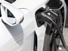 Sprzedaż nowych aut w Polsce od stycznia do kwietnia 2025 r. – kolejne wzrosty i rekordowe wyniki elektryków i hybryd plug-in