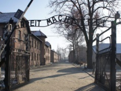 Gdzie był Bóg w Auschwitz? Bp Pindel: to manufaktura świętości