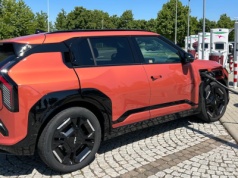 1600 km na „strzała” nową Kią, do której dopłacają. Tak naprawdę wygląda jazda Samochodem Roku