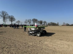 Farmdroid FD20 – sieje, pieli i pryska [VIDEO]