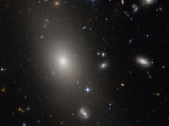 Teleskop Hubble'a uchwycił galaktykę eliptyczną w gwiazdozbiorze Węża